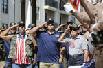 Ciudadanos norteamericanos honran a los veteranos.