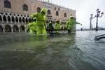 El fenómeno del 'agua alta' en Venecia, la subida de las mareas, alcanzó a las 22:50 (20:50 GMT) de ayer martes los 187 centímetros tras el récord de 194 centímetros que se alcanzó en la inundación de 1966, pero esta vez acompañado con vientos de hasta 100 kilómetros por hora.