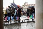 El fenómeno del 'agua alta' en Venecia, la subida de las mareas, alcanzó a las 22:50 (20:50 GMT) de ayer martes los 187 centímetros tras el récord de 194 centímetros que se alcanzó en la inundación de 1966, pero esta vez acompañado con vientos de hasta 100 kilómetros por hora.