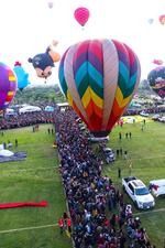 El Festival del Globo es una oportunidad para que las 500,000 personas que asisten al Parque Metropolitano de León aprecien el cielo abarrotado de aerostatos.