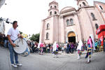 Recorren. El trayecto inició desde la Alameda de Zaragoza hasta la Parroquia de la Virgen de Guadalupe. Participaron decenas de danzas que acudieron a ser bendecidas, rodeados de cientos de personas que los acompañaron.