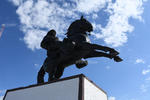 Sobre importantes vialidades. En el municipio de Torreón, una de las esculturas de Francisco Villa se encuentra en el cruce del periférico con la carretera Torreón-Matamoros y cientos de automovilistas la observan durante sus recorridos.