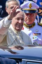Francisco fue recibido por dignatarios del Gobierno y miembros de la jerarquía católica.