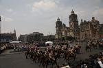 Un regimiento a caballo del Heroico Colegio Militar inició en el Zócalo capitalino el desfile conmemorativo al 109 aniversario de la Revolución Mexicana, al término de una exhibición de acrobacias ecuestres.