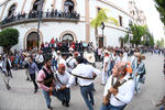 Rifles. Con rifles de madera, carrilleras revolucionarias y sombreros de ¡Viva México!, los participantes deleitaron al público asistente.