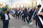 El desfile estuvo compuesto por siete bloques que durante el mediodía participaron en la exhibición que se replicó en buena parte del país, incluyendo a la Ciudad de México en donde encabezó el Presidente de la República.