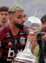 Gabriel Barbosa (c) de Flamengo celebran al ganar la Copa Libertadores 2019 este sábado tras la final ante River Plate, en el estadio Monumental en Lima (Perú).