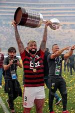 Gabriel Barbosa de Flamengo celebra con el trofeo de la Copa Libertadores 2019 este sábado tras la final ante River Plate, en el estadio Monumental en Lima (Perú).