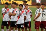 Jugadores de River Plate esperan la premiación de Flamengo al ganar la Copa Libertadores 2019 este sábado tras la final ante River Plate, en el estadio Monumental en Lima (Perú).
