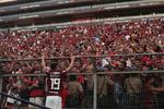 Reinier de Flamengo celebra con aficionados tras ganar la Copa Libertadores 2019 este sábado en la final ante River Plate, en el estadio Monumental en Lima (Perú).