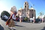Recorrido en Lerdo. La bendición de las danzas en el municipio de Lerdo partió de la plaza principal y avanzó hasta la Parroquia de Nuestra Señora de Guadalupe de la colonia San Isidro, mejor conocida como la Iglesia del ‘cerrito’.