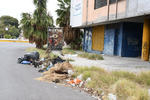 Entre desechos. Habitantes de la colonia El Arenal en Torreón tienen que transitar diariamente por calles que están repletas de desechos y muebles inservibles.