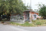 Vandalismo. Además de la basura y la hierba que se observa crecida por la falta de mantenimiento, algunos edificios se encuentran vandalizados en su totalidad, con paredes en mal estado y manchados con grafiti.