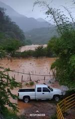 Debido a las fuertes lluvias que se han presentado en el municipio de Topia, se ha visto afectada la energía eléctrica.
