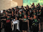 Alrededor de 60 mujeres de la Comarca Lagunera se reunieron en la escalinata de la Plaza Mayor de Torreón para replicar el canto de protesta 'Un violador en tu camino'.
