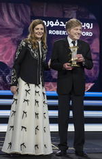 Redford recibió la estatua del homenaje de manos de la actriz Chiara Mastroianni y Rebecca Zlotovski, ambas actrices forman parte del jurado de esta edición que está presidido por la actriz escocesa Tilda Swinton.