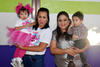 08122019 APAGA DOS VELITAS.  Catalina disfrutó de una alegre fiesta infantil, la acompañan en la fotografía, Ana Celia, Marina y Diego.