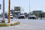 Sortean. En distintos bulevares del municipio de Torreón, los peatones se quedan parados en el camellón central. Prefieren arriesgarse a ser atropellados por los automóviles que circulan a altas velocidades y tener que sortear el paso de ellos para continuar con su trayecto.