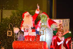 Botargas de personajes animados acompañaron a Santa Claus durante el recorrido 