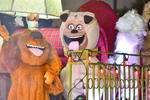 Botargas de personajes animados acompañaron a Santa Claus durante el recorrido 