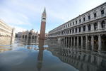 Venecia sigue afrontando inundaciones.