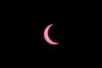Personas en una sección del sur de Asia miraron al cielo el jueves para admirar un raro eclipse anular de Sol.