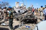 El atentado tuvo lugar a las 8:00 hora local (5.00 GMT) cuando un presunto suicida hizo estallar una especie de miniván cerca de una oficina de impuestos, en el puesto de control utilizado por los vehículos que salen y entran a Mogadiscio desde la ciudad de Afgoye.