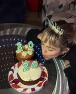 Queremos pastel. Miley Cyrus le dedicó un pastel
al año que recién comenzó.