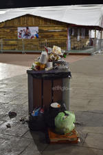 Los botes de basura en ocasiones no resultan suficientes para la basura que dejan las personas que visitan cada semana la Plaza Mayor.