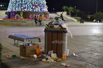 Los ciudadanos laguneros dejan todo tipo de desechos en los contenedores de basura, sin que les importe tirarlos dentro del bote y no encima de él.