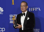 Charlize Theron entrega el premio honorífico 'Cecil B. DeMille' a Tom Hanks por su asombrosa trayectoria, quien ha participado en más de 80 películas dentro del cine de Hollywood.