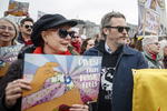 Además de Phoenix y Sheen, conocido por su papel como presidente de EUA en la serie 'The West Wing', a la protesta acudieron las también interpretes June Diane Raphael, Susan Sarandon y Amber Valletta.