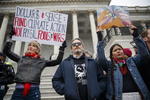Joaquin Phoenix y Martin Sheen protestan por el cambio climático