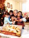 12012020 VIVEN LA TRADICIóN.  Felipe García disfrutando de la Rosca de Reyes con sus pequeños nietos, Luis Felipe, Mary Sofi, Emiliano e Iker.