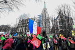 Grupos de manifestantes salieron a las calles de París.
