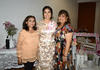 28012020 A UN PASO DEL ALTAR.  Gabriela Ríos Rodríguez, en compañía de las anfitrionas de la despedida de soltera, Mayela Rodríguez y Silvia Rivas.