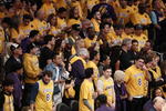Kobe Bryant es homenajeado en el Staples Center