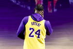 Kobe Bryant es homenajeado en el Staples Center