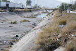 Montones de basura. Escombro, basura y agua estancada se encuentra en prácticamente todo el canal Sacramento y los vecinos llaman a las autoridades a que hagan algo.
