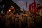 Un grupo de milicianos hace una ovación el lunes 12 de febrero durante una manifestación de Gobierno, en Caracas.