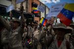 Un grupo de milicianos participa el lunes 10 de febrero en una manifestación de Gobierno, en Caracas.