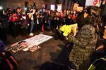 Encapuchadas y familiares de víctimas de feminicidio protestan afuera de Palacio Nacional, entre reclamos de justicia y pintas a una de las puertas del inmueble