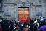 Las protestas iniciaron por la mañana en el Palacio Nacional, donde cientos de mujeres pintaron la fachada del edificio histórico mientras el presidente, Andrés Manuel López Obrador, ofrecía su rueda de prensa matutina.