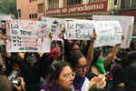 Grupos feministas y encapuchadas se manifestaron afuera del periódico La Prensa en protesta por la publicación de las imágenes del feminicidio de Ingrid Escamilla; y causaron destrozos