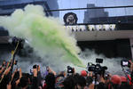 Las mujeres policías que resguardaban la marcha lanzaron gas verde y gas pimienta contra las manifestantes, además que se registraron empujones.