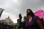 Tras haber marchado sobre Paseo de la Reforma bajo la lluvia, las feministas llegaron al monumento, donde se registraron disturbios luego de que las policías cercaron a un grupo que golpeaba las tablas que protegen al Ángel de la Independencia.