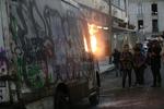 En las instalaciones de uno de los periódicos, las manifestantes pintaron los muros, vandalizaron cuatro camiones repartidores e, incluso, incendiaron uno de ellos, a lo que la policía capitalina respondió con extintores.