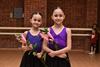 17022020 MUY LINDAS.  Amanda y Allegra Estrella Luna en su clase de ballet.