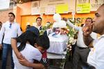 Familiares y amigos en la misa de cuerpo presente de la niña Fátima en Tuyehualco, alcaldía Xochimilco.
