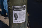 Con pancartas de exigencias y fotografías de los normalistas desaparecidos, el contingente se postró en dicha plaza.